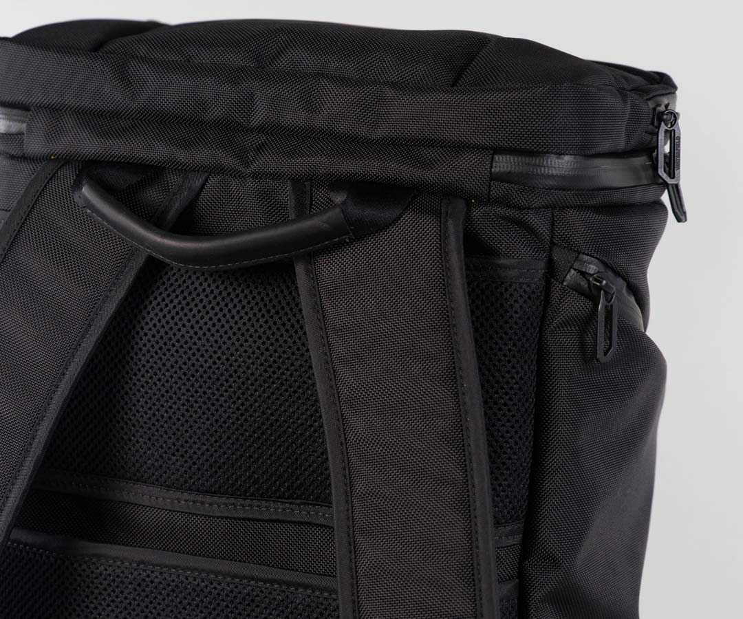Mesh backing. Leather-lined handle. 