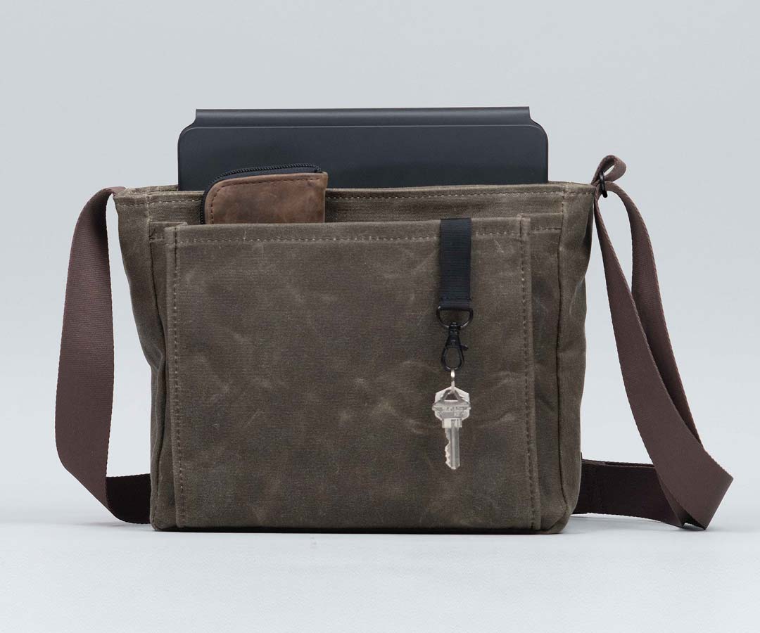 Expandable pleated front pocket 
