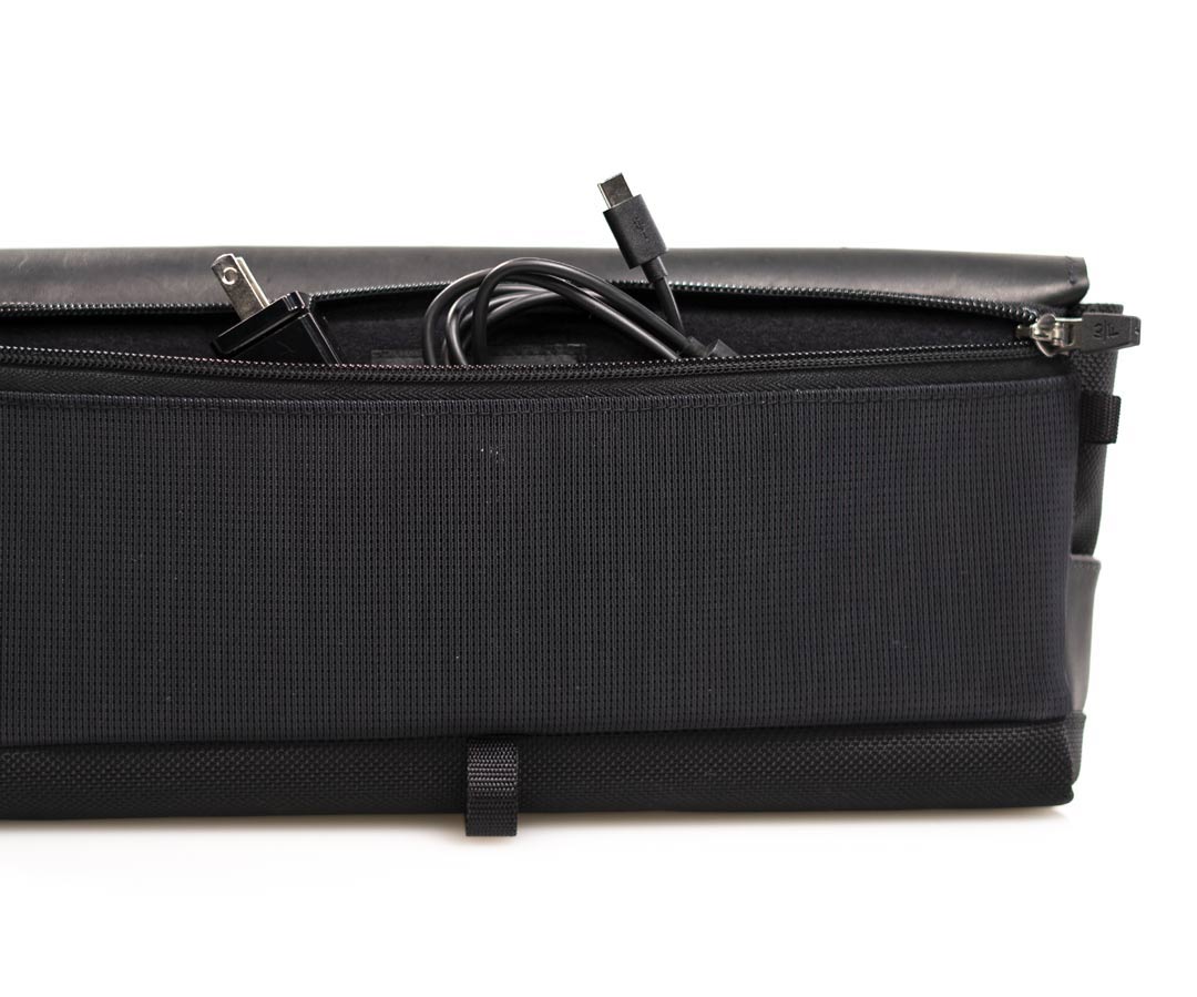 Back: Expandable mesh pocket for accessories