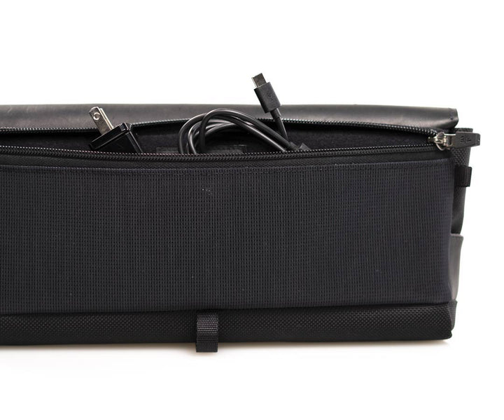 Back: Expandable mesh pocket for accessories