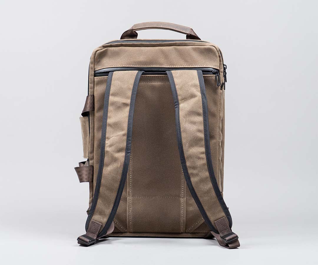 Remove straps concealed in the back pocket