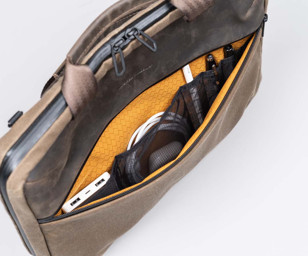 Front zippered compartment with Monolite™ organization pockets