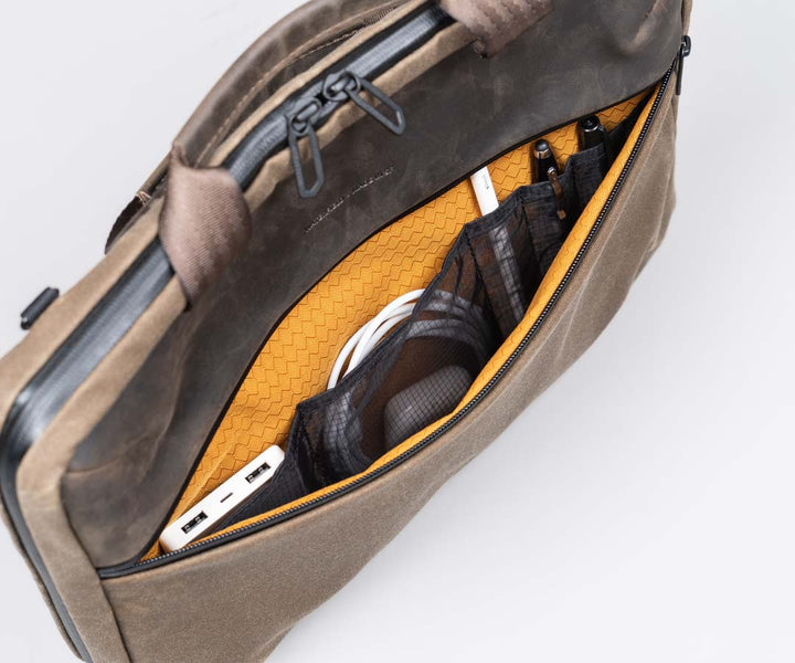 Front zippered compartment with Monolite™ organization pockets