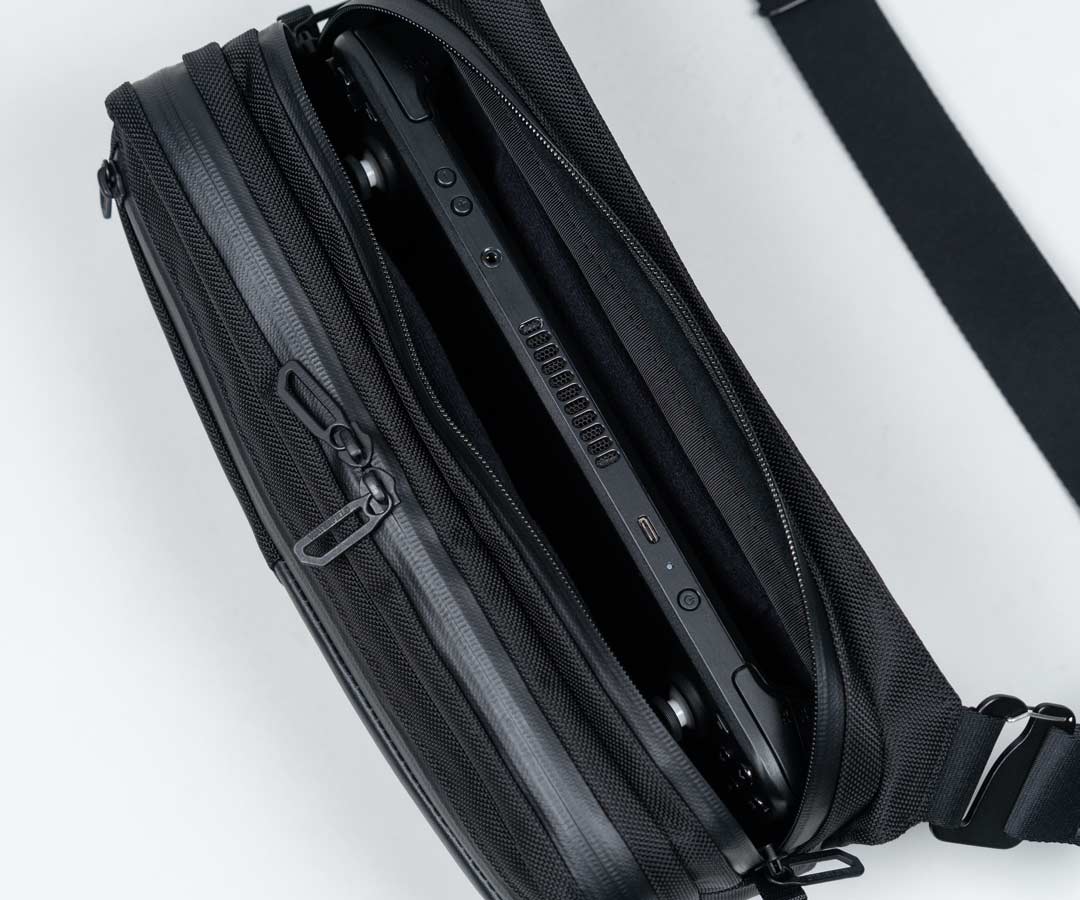 Back: Padded pocket for handheld device