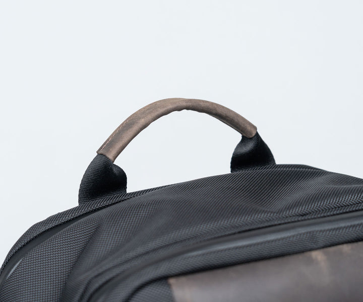 Comfortable leather handle 