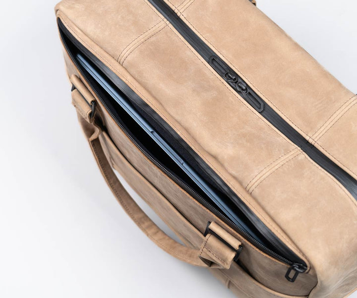 Separate padded laptop compartment