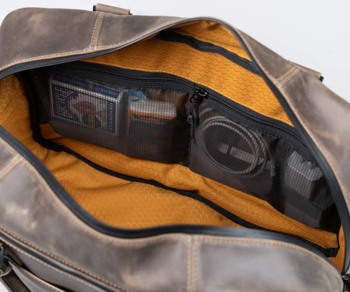 See-through Monolite™ zippered pockets l 