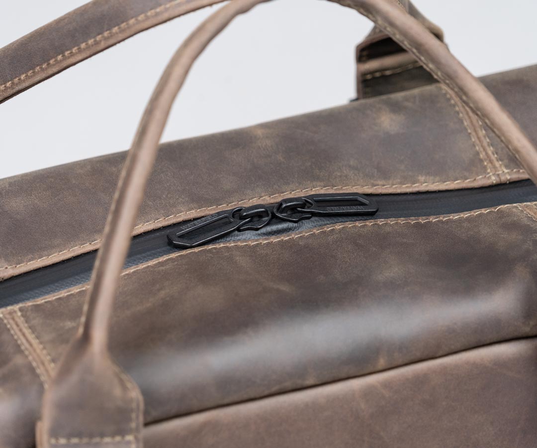 Double YKK® water-resistant zippers for quick access
