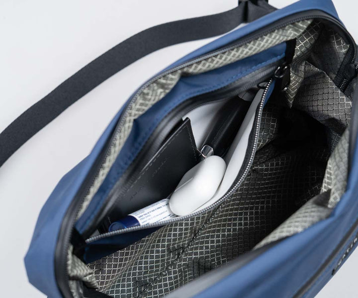 Interior: hanging pocket. Also used for storing the bag.
