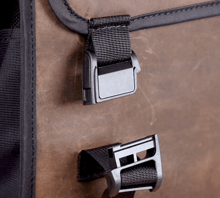 Convenient magnetic buckle