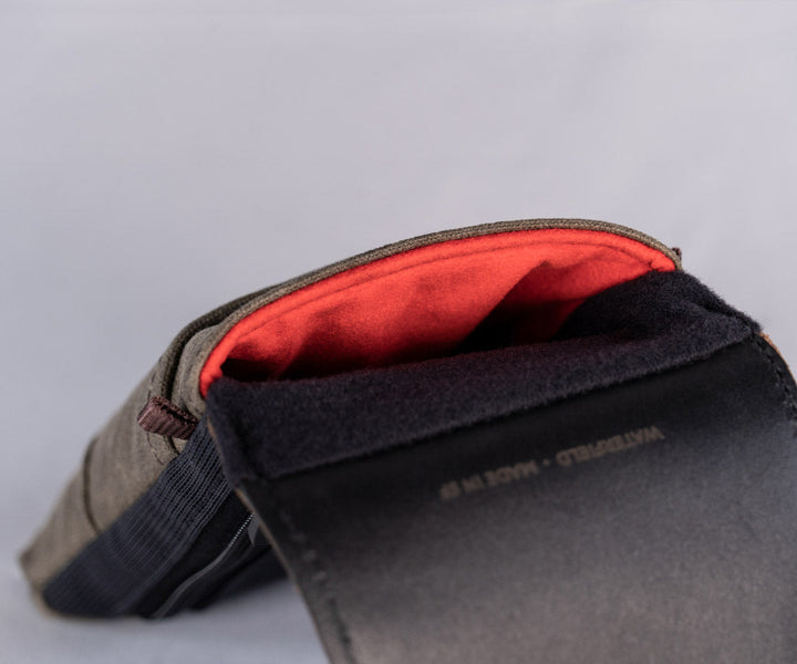 Ultrasuede micro fiber protects and cleans the screen